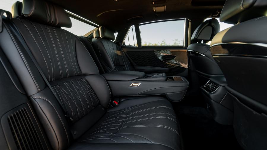 Интерьер Lexus LS500h 2017 года  (NA) (фото 33 из 40)